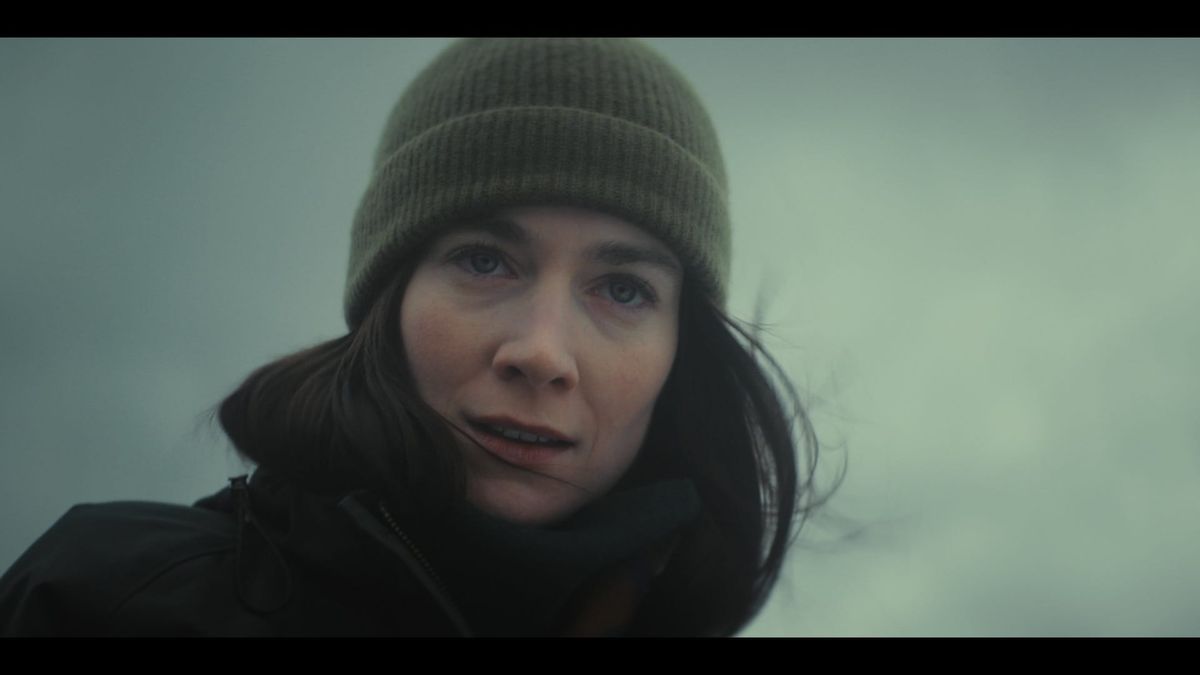 Siobhán Cullen als Elvira in der Serie Obituary