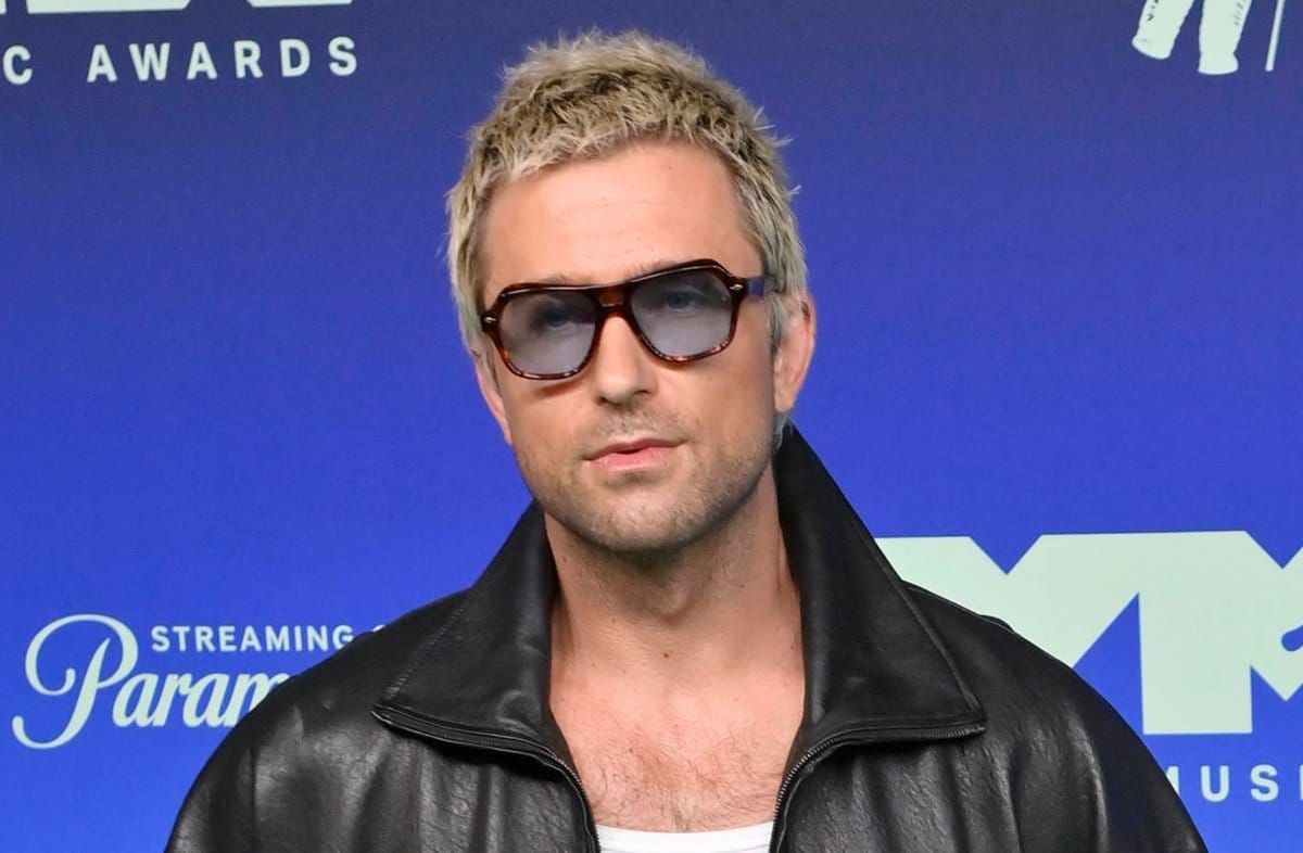 Brandon Sklenar trägt seine Haare nun kürzer und blond. Außerdem hat er sich von seinem Schnurrbart verabschiedet.