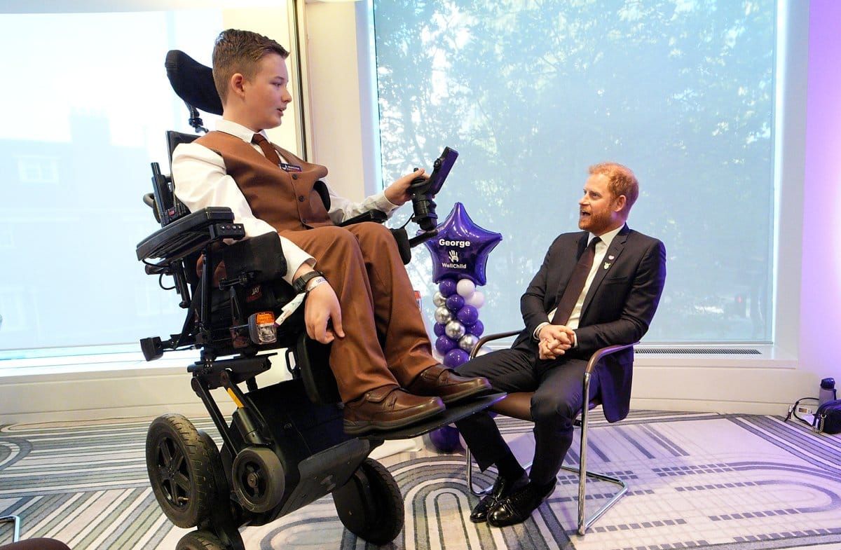 George, einer der jungen Gewinner, zeigt Harry seinen neuen Rollstuhl.