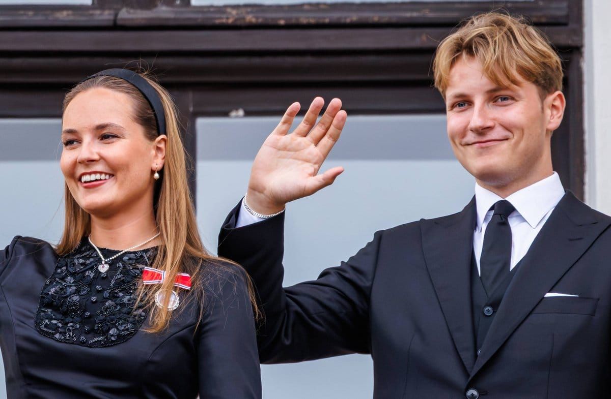 Nach dem Abschied von König Harald zeigte sich Prinz Sverre Magnus gemeinsam mit seiner Schwester, Kronprinzessin Ingrid Ale…