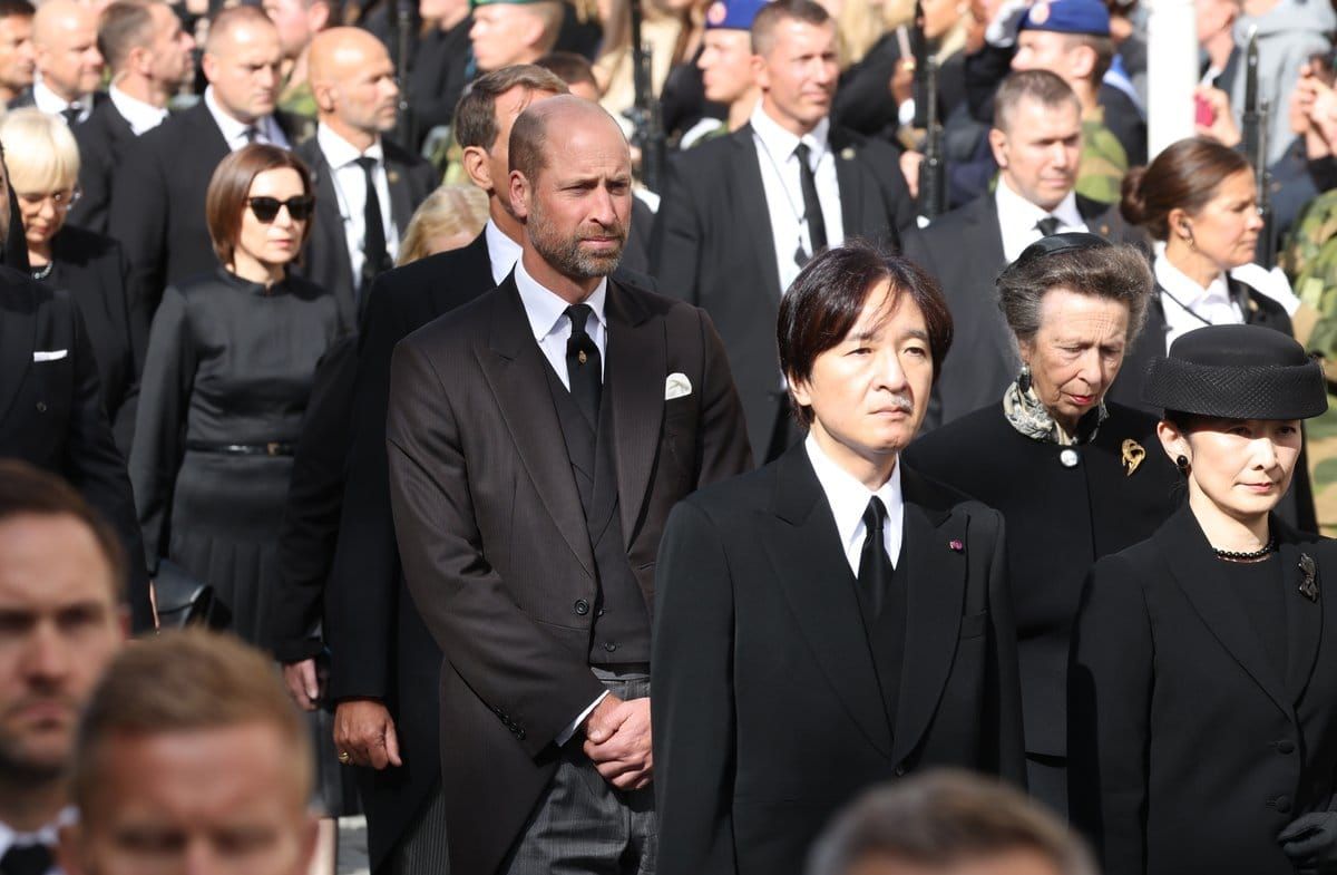 Prinz William und Prinzessin Anne waren am Mittwoch Teil des Trauerzugs in Oslo. Vor ihnen: Japans Kronprinz Akishino und de…