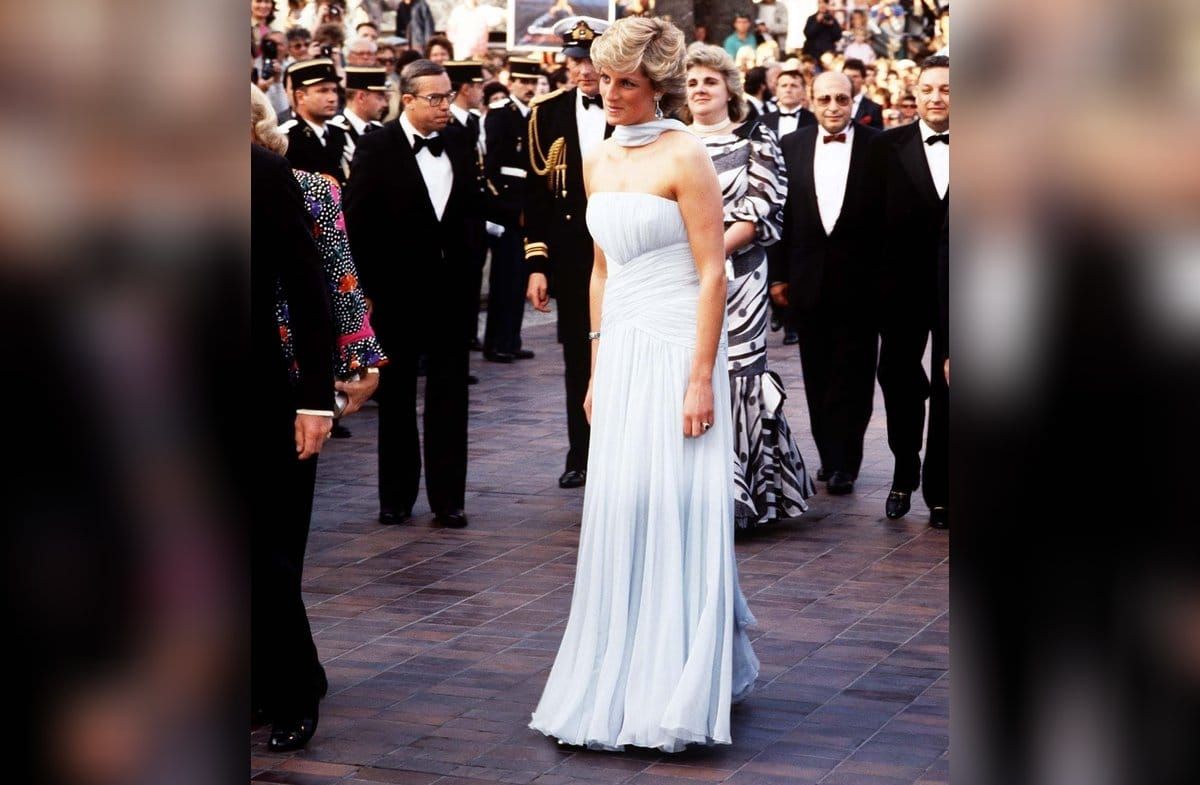 Auch dieses Kleid, das Prinzessin Diana 1987 in Cannes trug, wurde aus Blumen nachgebildet.