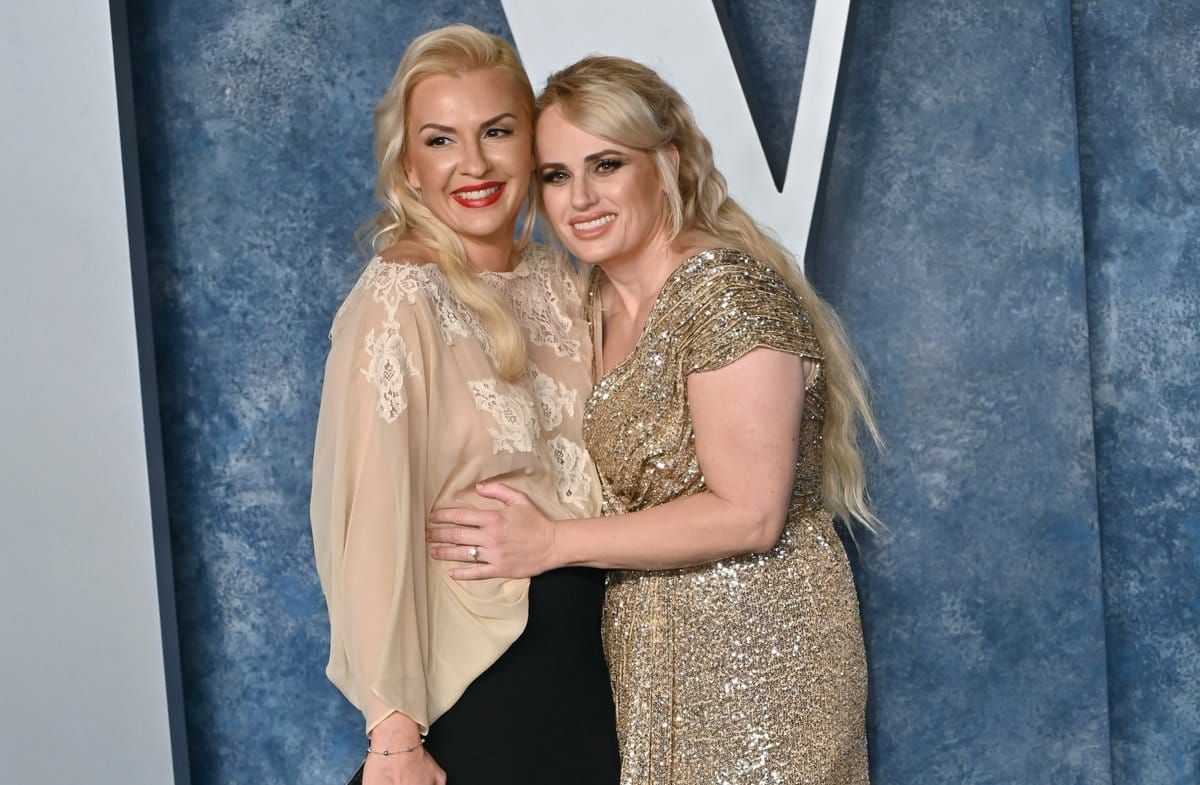Rebel Wilson und Ramona Agruma auf dem roten Teppich.