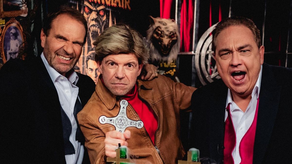 Drei Männer mit Kreuz und Gruselkulisse im #SchleFaZ-Studio