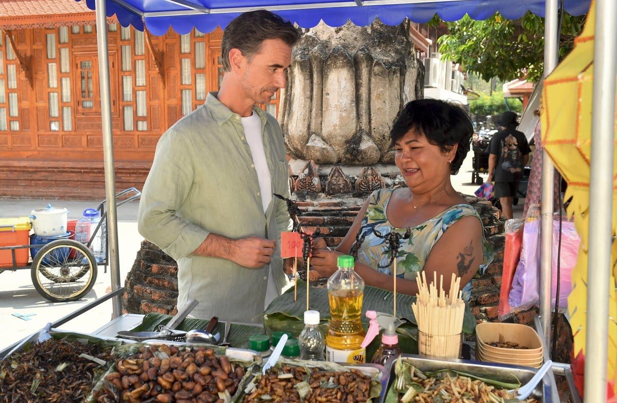 "Das Traumschiff: Bangkok": Auf dem Markt lernt Max Parger (Florian Silbereisen) nicht nur eine deutschsprachige Street-Food…