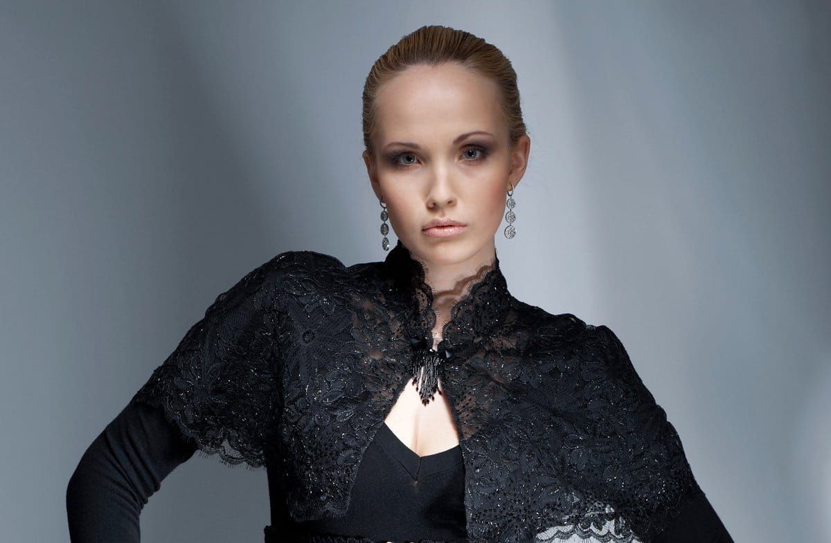 Viel Spitze, viel Schwarz: Das macht Dark-Romance-Looks oft aus.