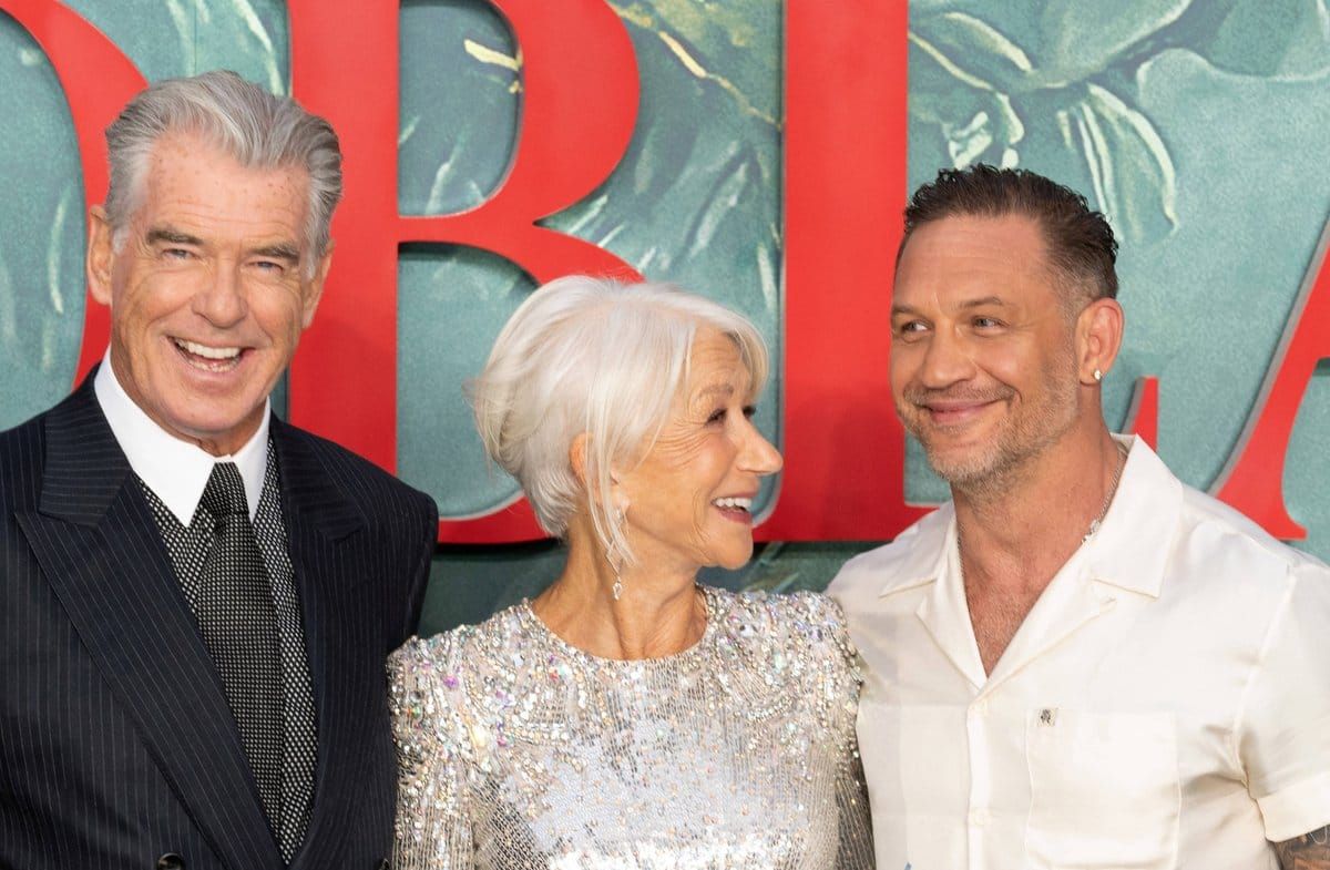 Die Stars von "MobLand" demonstrieren Einigkeit: Pierce Brosnan (l.), Helen Mirren und Tom Hardy bei der Premiere von Staffe…