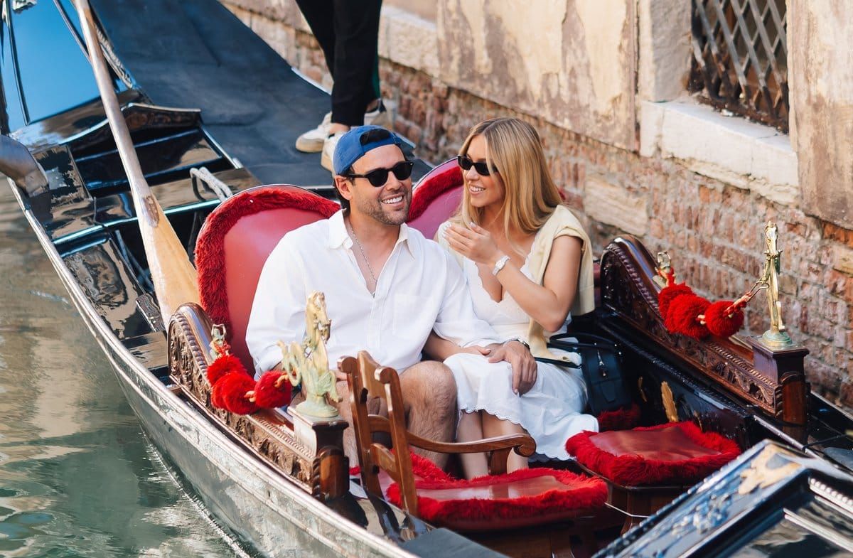 Scooter Braun und Sydney Sweeney gönnten sich eine romantische Gondelfahrt durch Venedig.