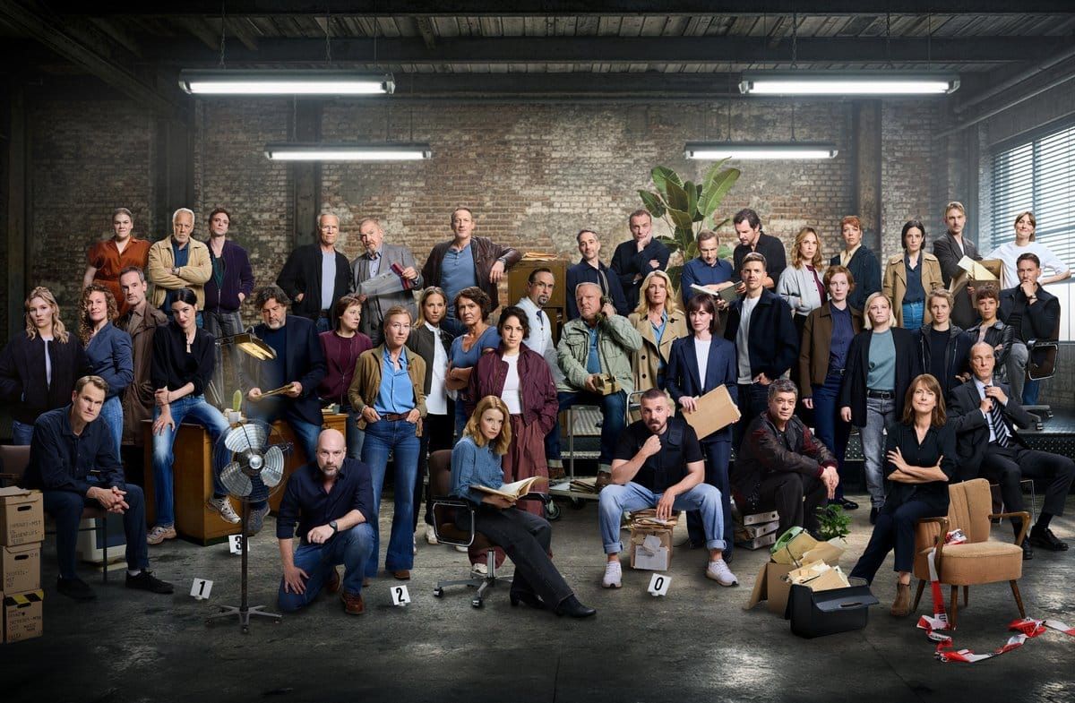 Erstmals sind alle Ermittlerinnen und Ermittler aus "Tatort" und "Polizeiruf 110" auf einem Bild zu sehen, nur Ulrich Tukur …