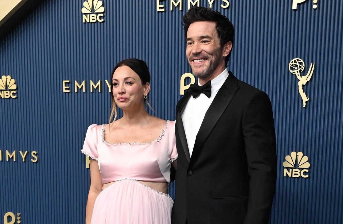 Kaley Cuoco hüllte ihren Babybauch in ein zartrosafarbenes Kleid, als sie Tom Pelphrey an seinem Emmy-Abend unterstützte.