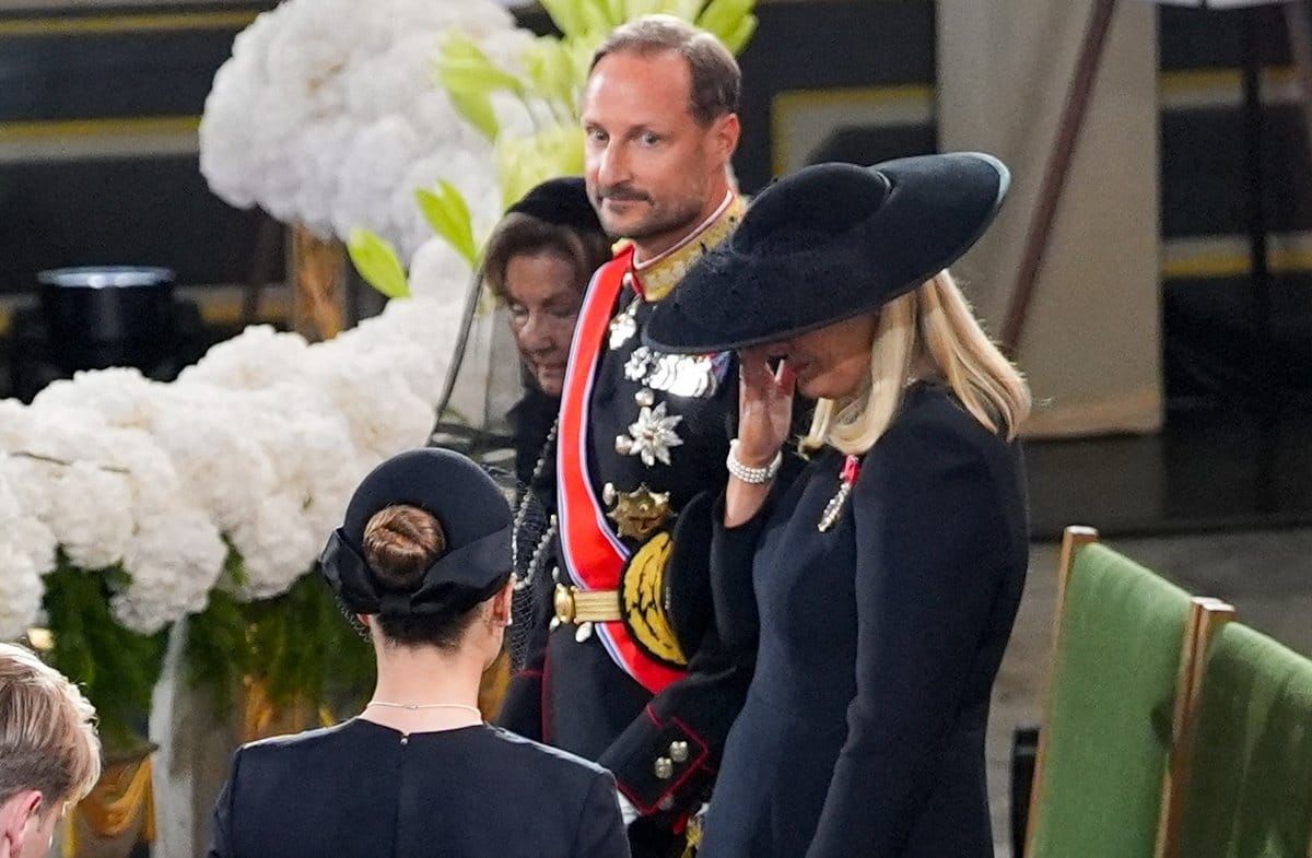 Mette-Marit kämpfte an der Seite von Ehemann Haakon mit den Tränen.
