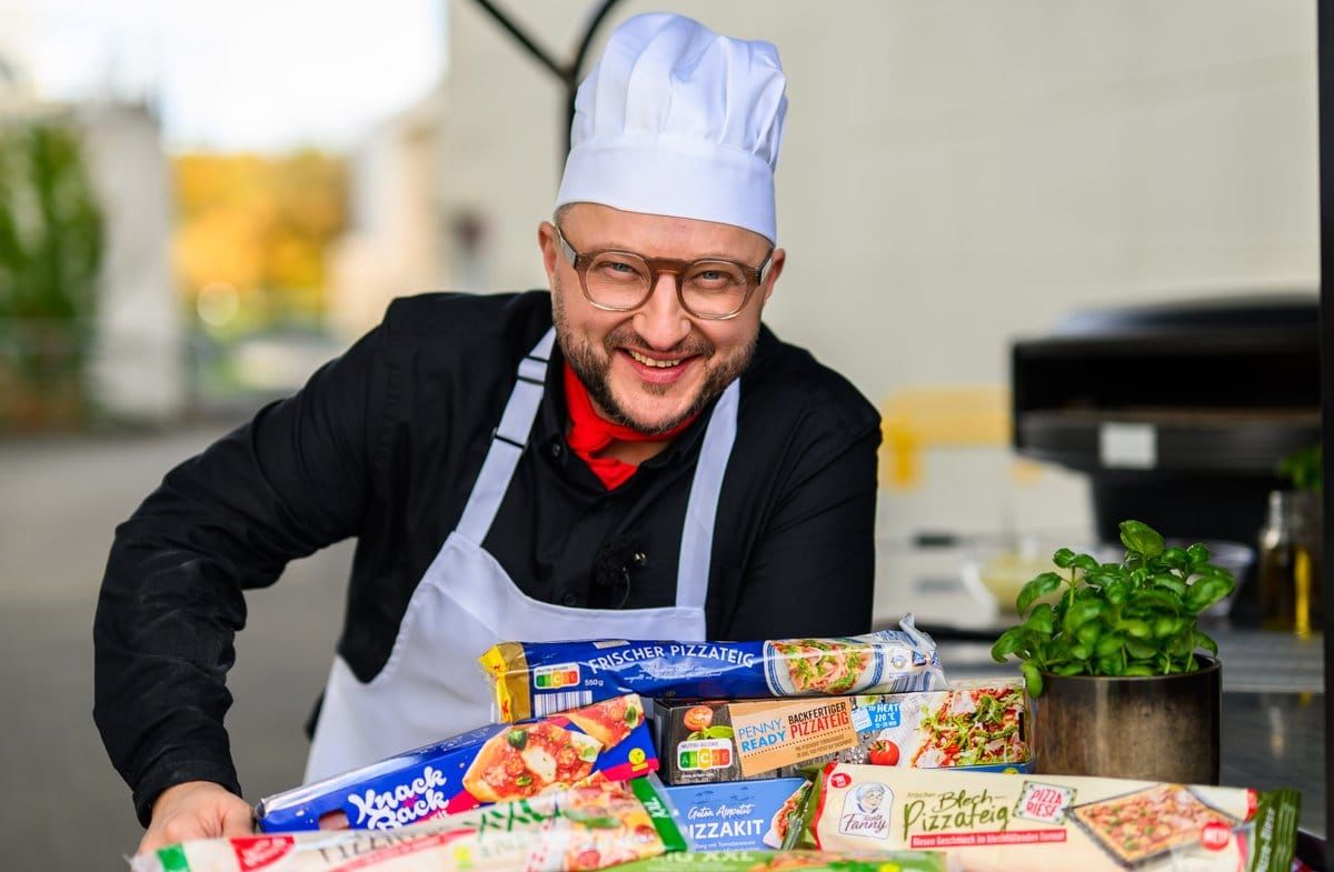 "besseresser": Mit welchen Hilfsmitteln Fertigpizzateig im Kühlschrank lange frisch bleibt, zeigt Sebastian Lege.