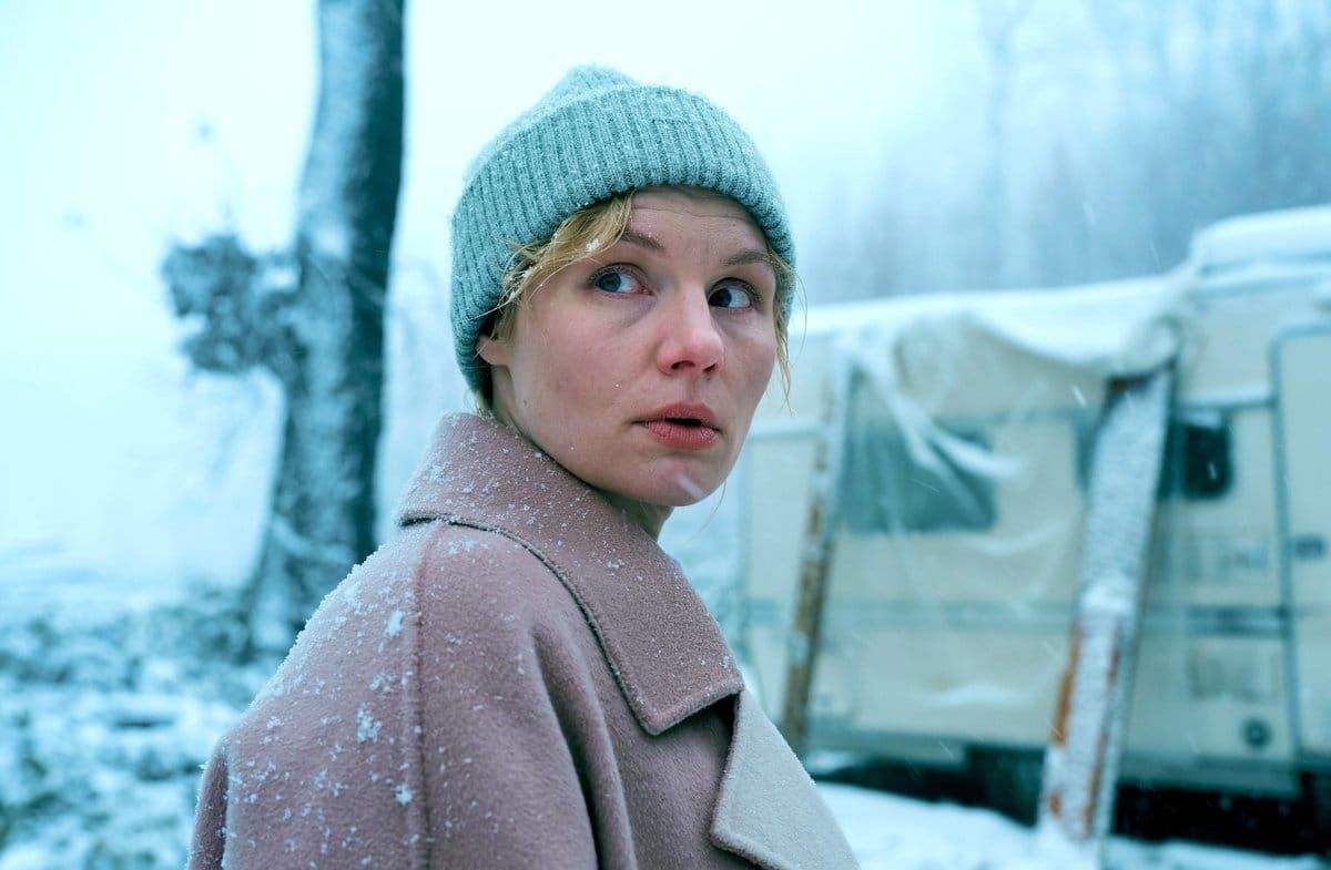 "Wäldern: Das verschwundene Mädchen": Lara (Rosalie Thomass) nähert sich im Waldstück dem Wohnwagen.