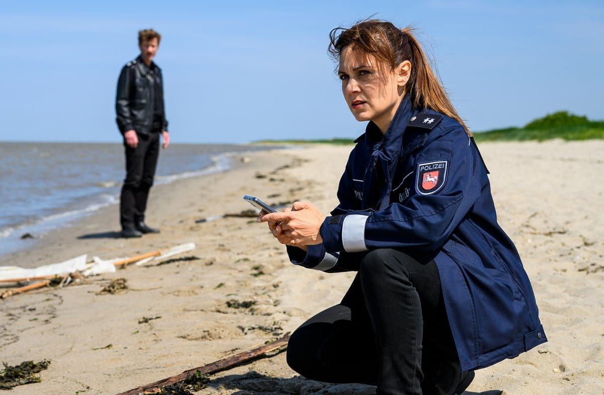 "Friesland: Sturmmöwen": Süher Özlügül (Sophie Dal, v.) dokumentiert die Überreste eines Segelbootes.