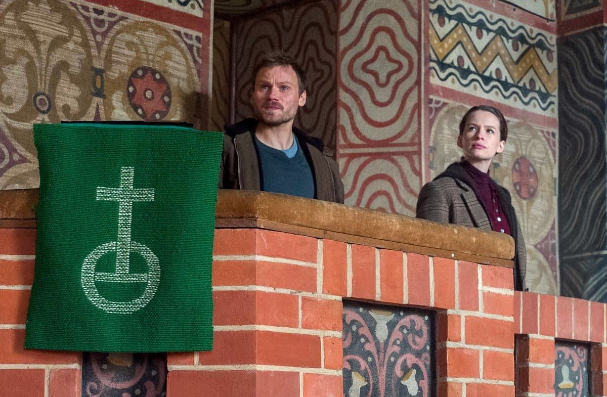 "Die Toten am Meer: Tod eines Pastors": Michael Brandt (Anton Spieker, l.) und Ria Larsen (Marlene Tanczik) in der Kirche de…