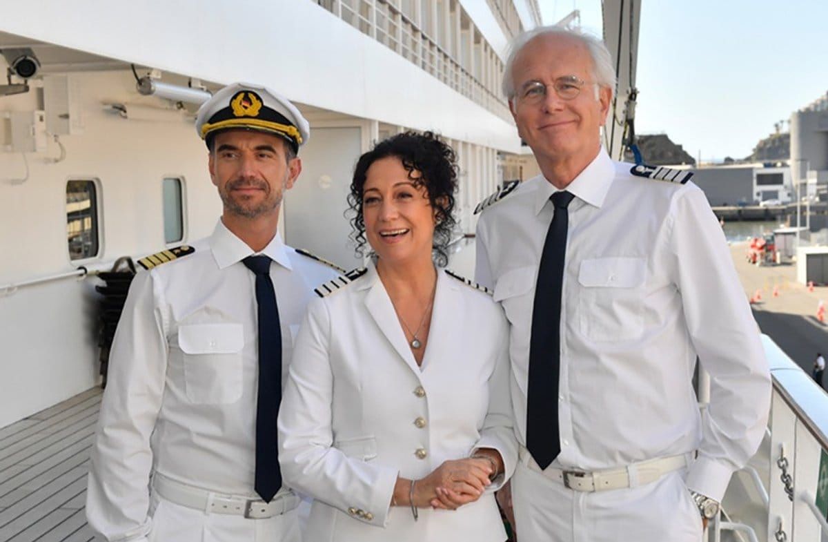 "Das Traumschiff: Walvis Bay": Auch auf der Reise nach Namibia kann sich Kapitän Max Parger (Florian Silbereisen, l.) auf Ha…