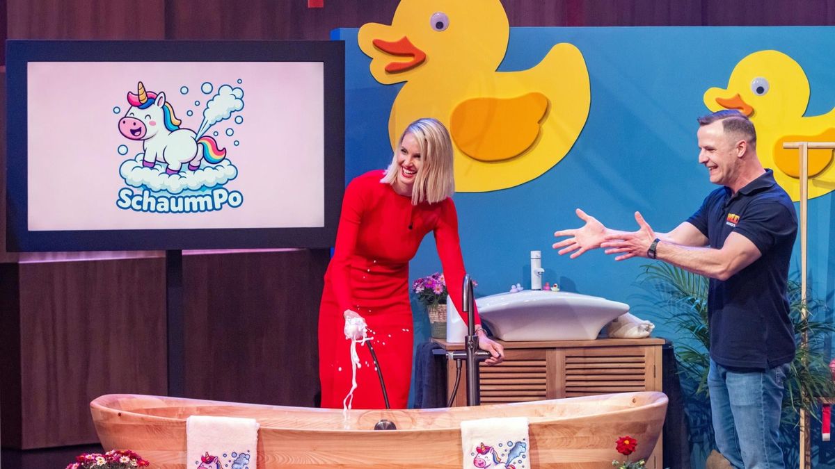 Sebastian Wild und Janna Ensthaler an einer Holzbadewanne im Studio