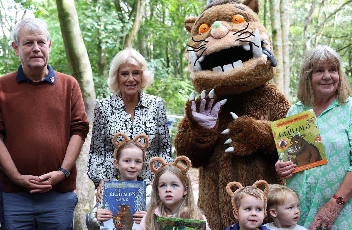 Axel Scheffler, Königin Camilla und Julia Donaldson feiern mit dem Grüffelo.