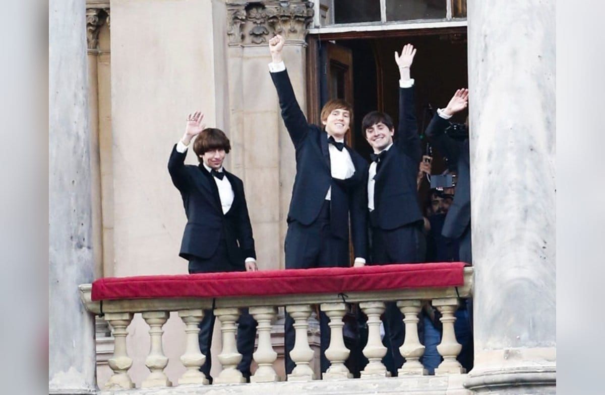 Drei der vier Beatles-Darsteller - einzig Joseph Quinn als George Harrison wurde von einer Balkon-Säule verdeckt.