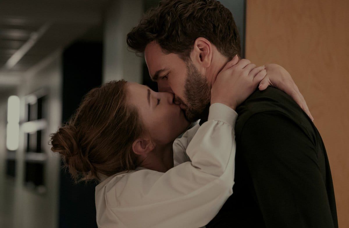 Die Rollen von Lili Reinhart und Tom Bateman in "Die theoretische Unwahrscheinlichkeit von Liebe" basieren ursprünglich auf …