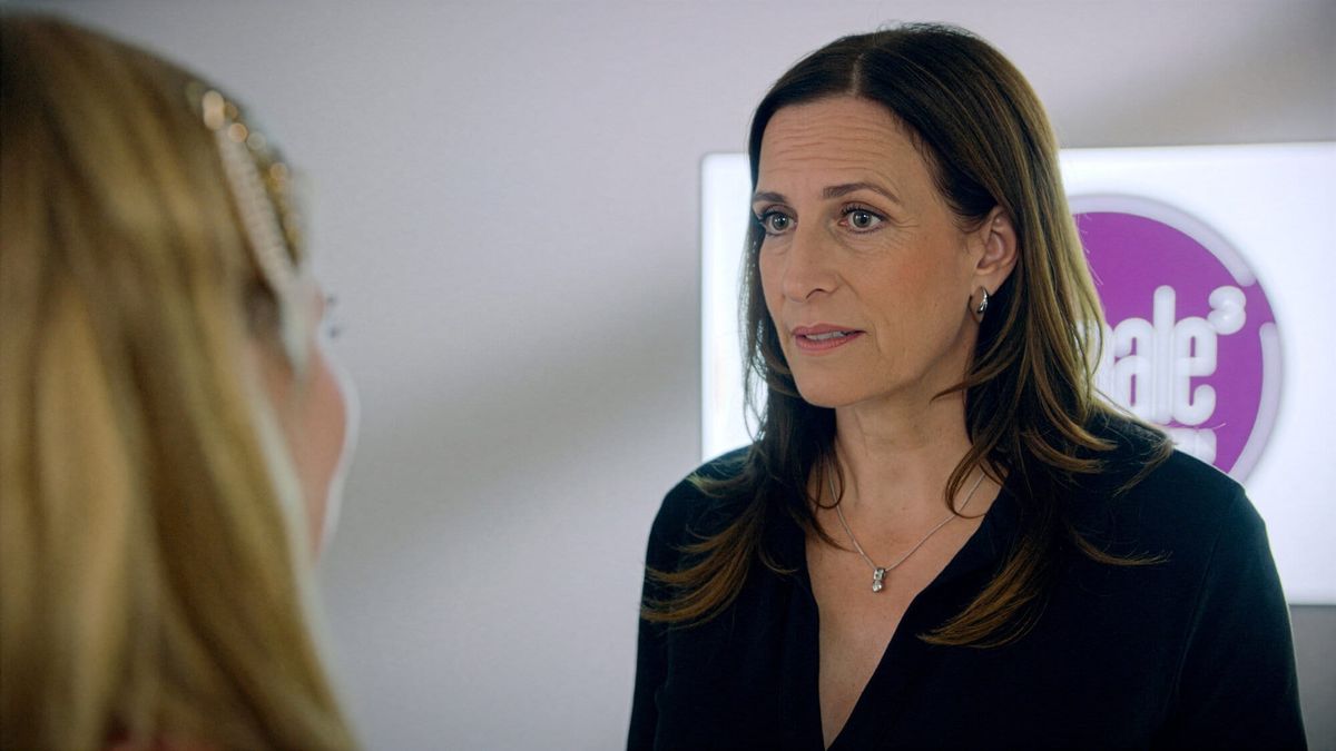 Katrin (Ulrike Frank) sitzt nachdenklich an einer Wand in der GZSZ-Folge Zukunftsängste