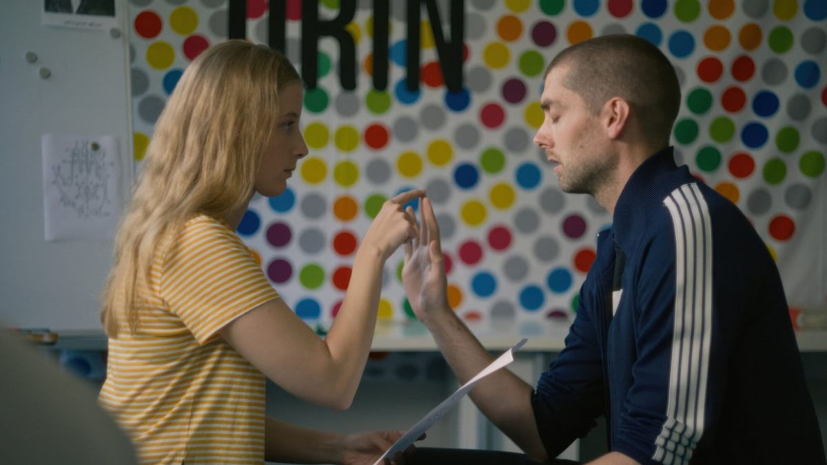 Cindy Klink als Kati und David Knors als Florian sitzen sich bei einem LORM-Alphabet-Workshop gegenüber