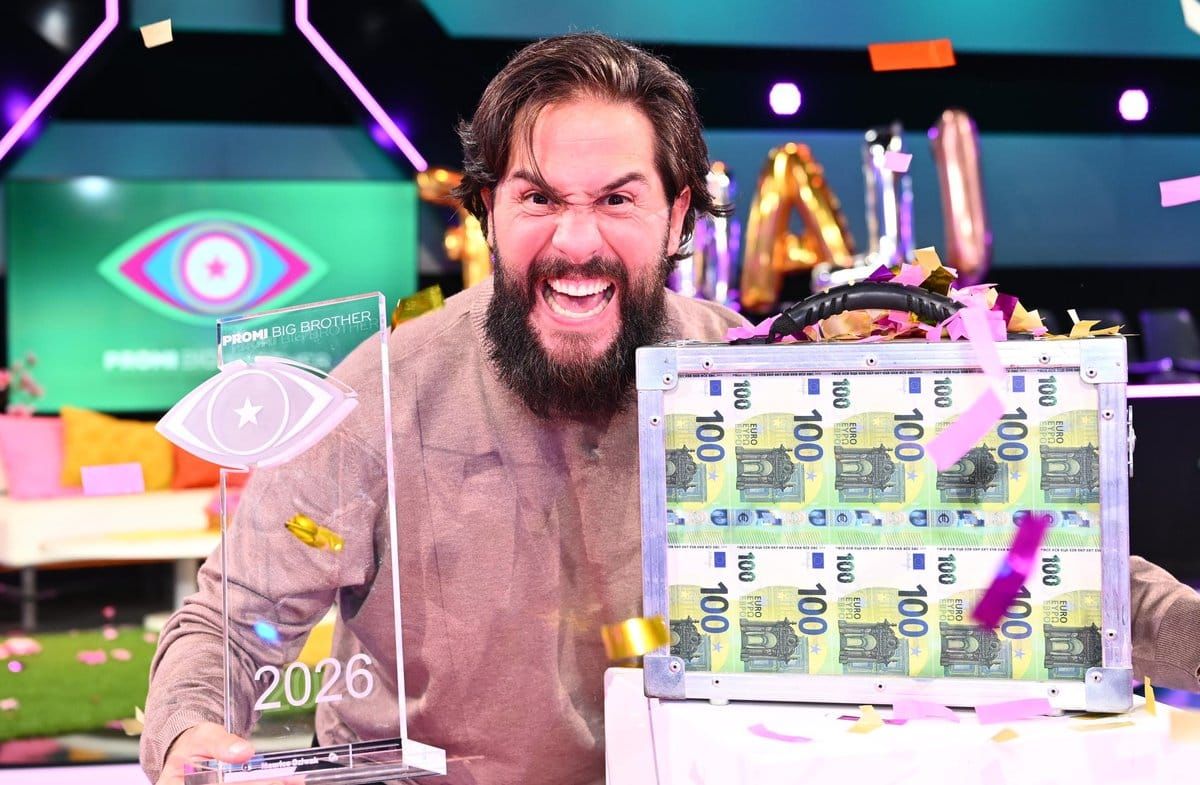 Maurice Dziwak jubelt am Montagabend im "Promi Big Brother"-Studio mit Pokal und Geldkoffer.