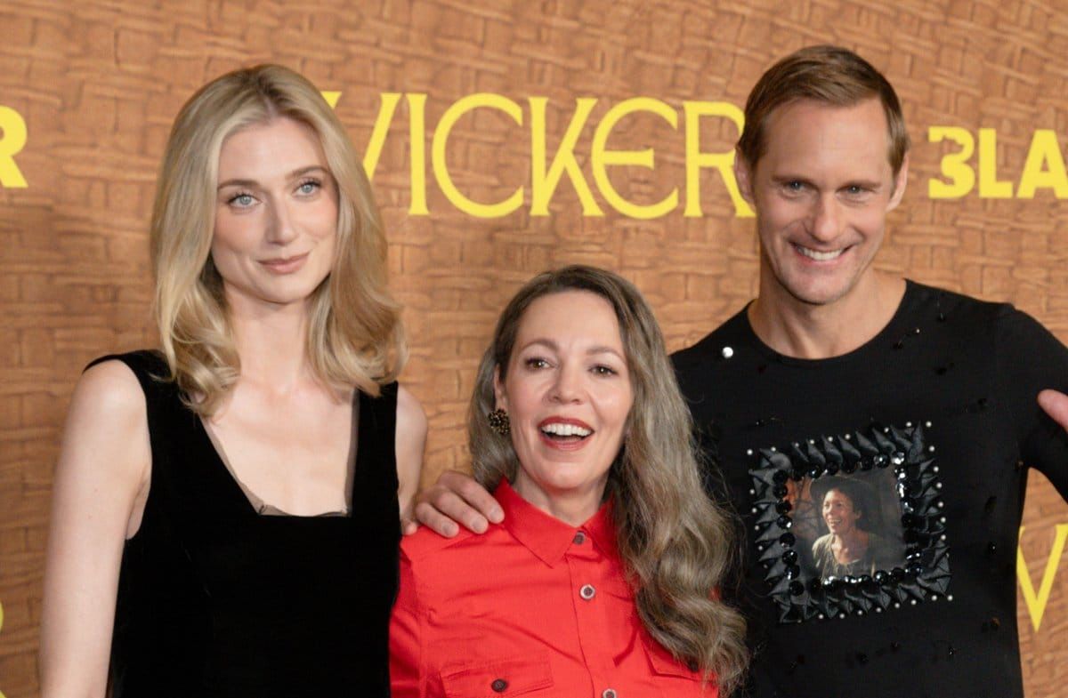Elizabeth Debicki, Olivia Colman und Alexander Skarsgård strahlen auf dem roten Teppich. Besonderer Hingucker ist das Oberte…