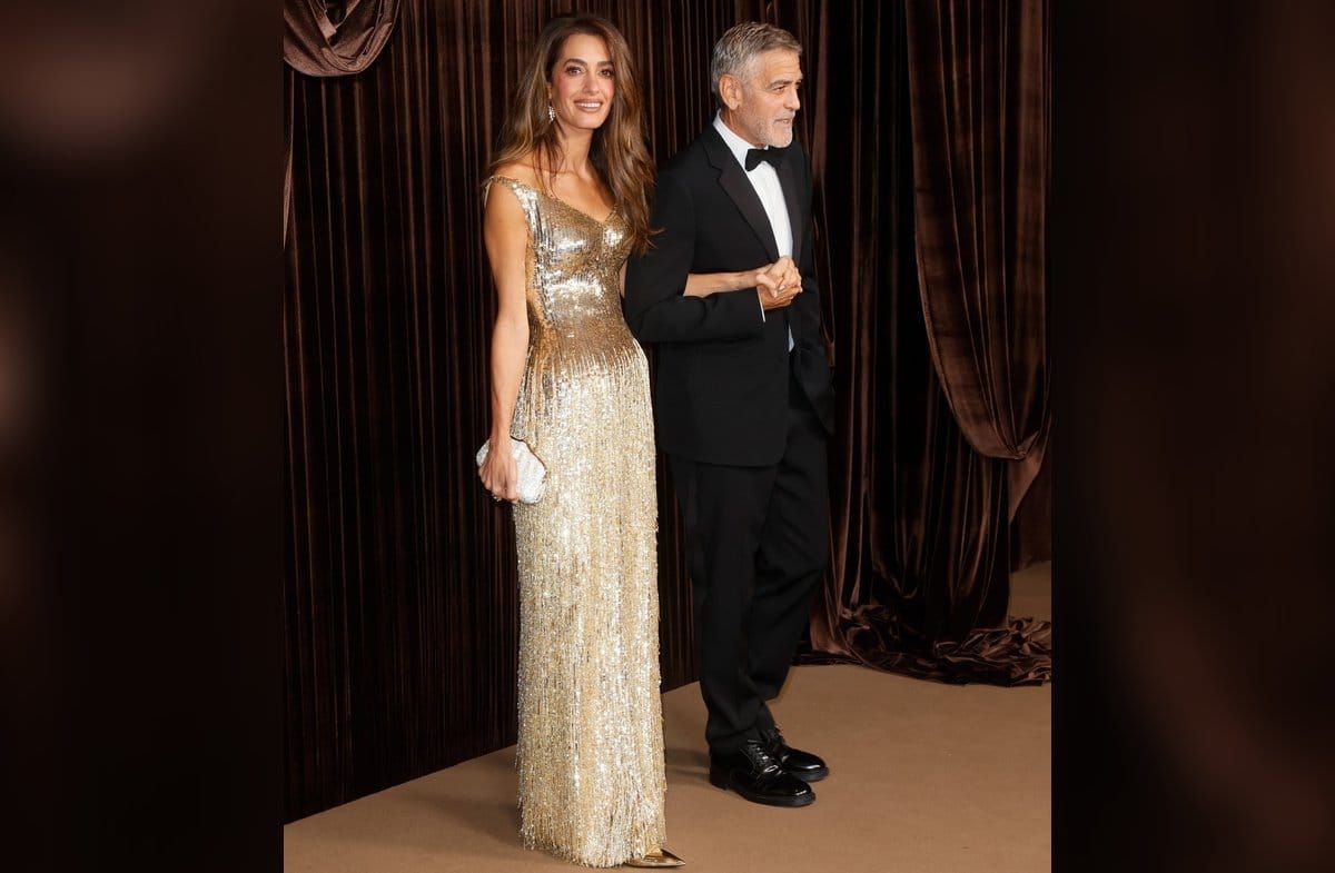 In London hat sich Amal Clooney bei der Ankunft zu den Albies an der Seite von Ehemann George in einem Traum von Gucci gezei…