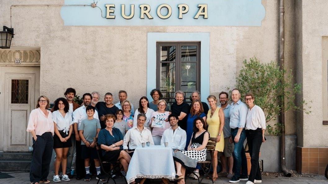 Cast und Team von "Beim Griechen" vor dem Restaurant Europa