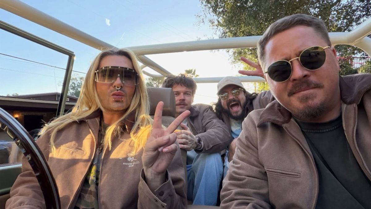 Tokio Hotel heute: Bill Kaulitz, Georg Listing, Tom Kaulitz und Gustav Schäfer in einem offenen Geländewagen