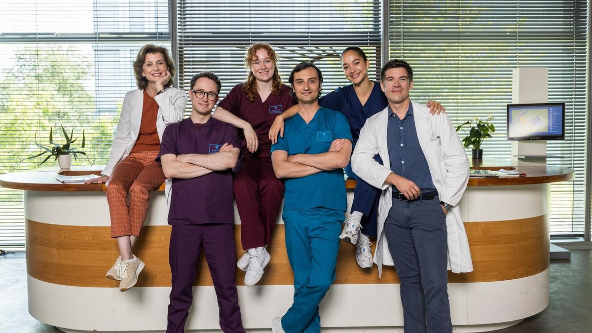 Das Ensemble von „In aller Freundschaft – Die jungen Ärzte“ am Empfangstresen des Johannes-Thal-Klinikums