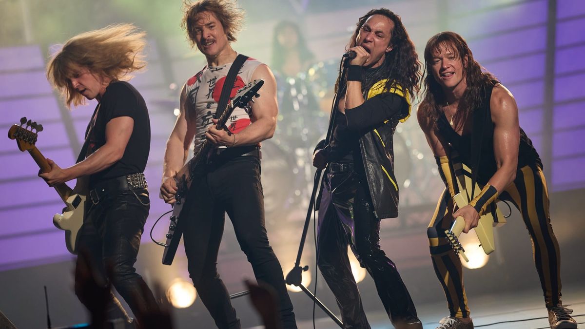 Szene aus dem Scorpions-Film Wind of Change: die Band auf der Bühne