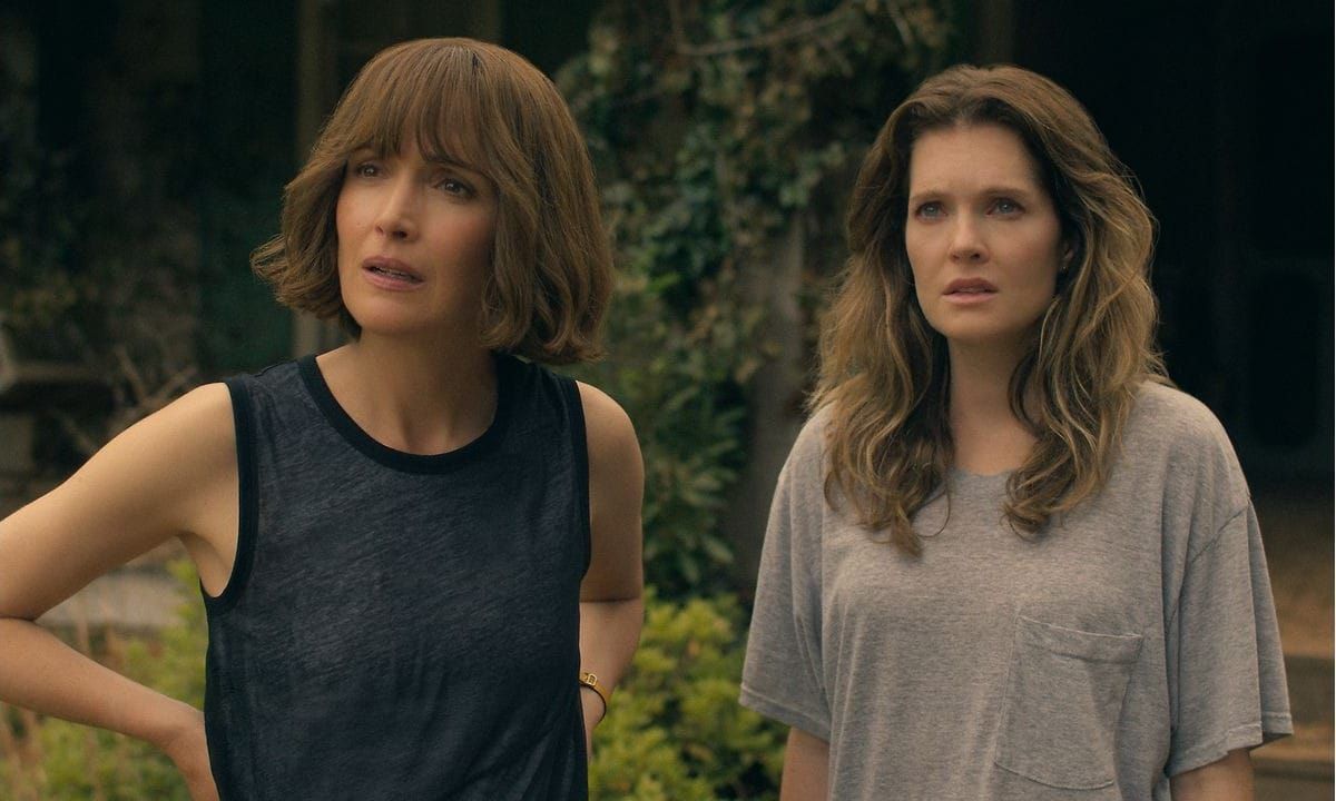 Zwei Frauen stehen besorgt vor einem Haus, Szene aus der Miniserie "The Good Daughter"