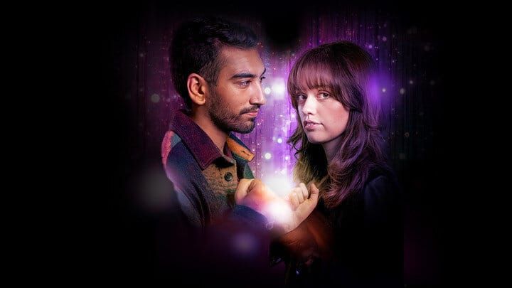 Nabhaan Rizwan als Noa und Aimee Lou Wood als Evie in der Miniserie „Film Club“ vor violett leuchtendem Hintergrund