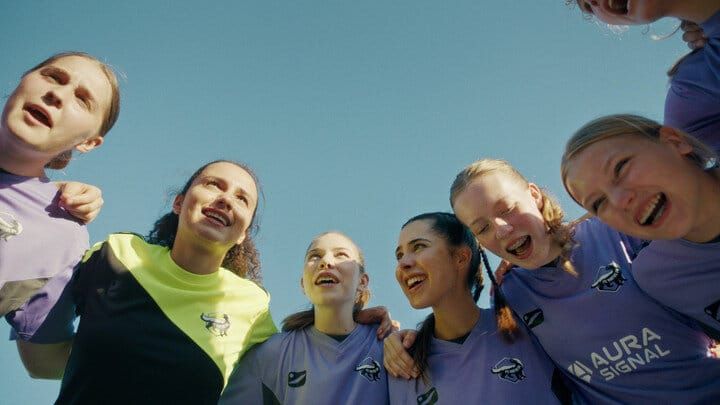 Szene aus „Hinter der Linie“: Kapitänin Büsra (Ronahi Gul) schwört ihr Team vom FC Virtus 04 mit Marie (Lotta Vetterlein) und Raya (Helena Yousefi) auf die Saison ein