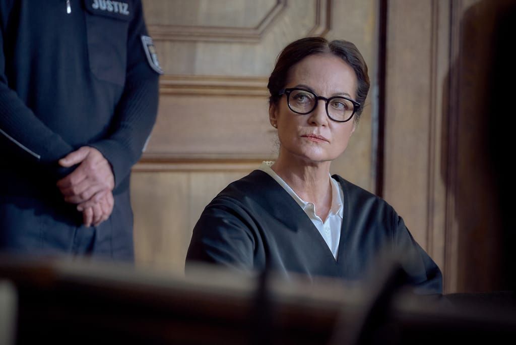 Natalia Wörner als Anwältin Annabelle Martinelli in Robe im Gerichtssaal