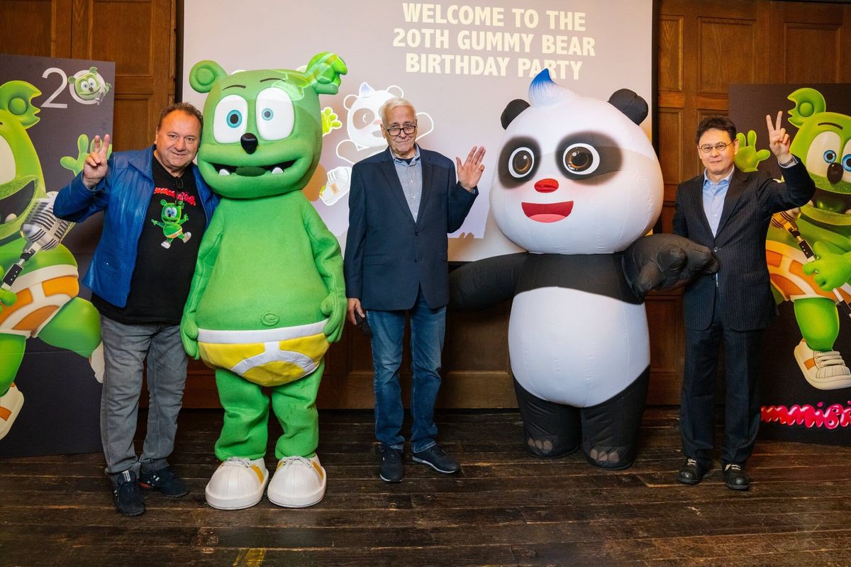 Gummibär-Kostüm und Panda-Figur auf der Feier zu 20 Jahren Gummibär in Berlin