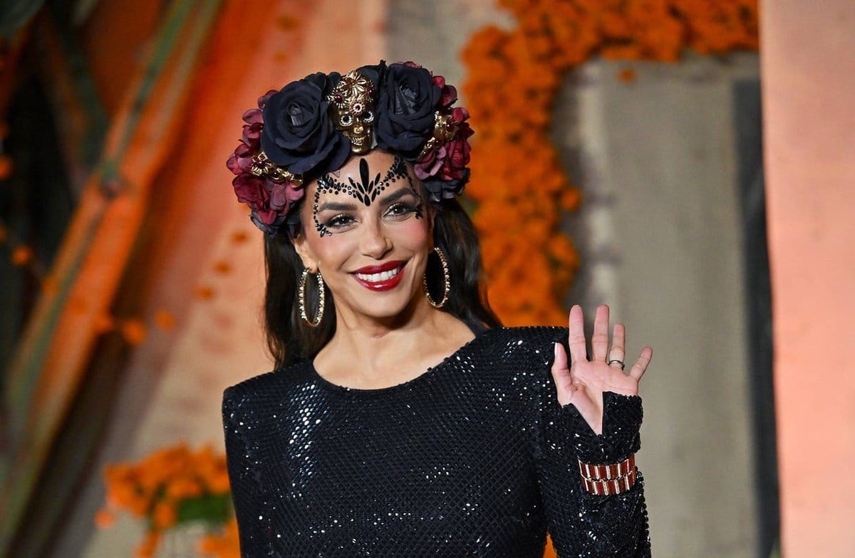 Eva Longoria strahlt bei der Día-de-Muertos-Gala.