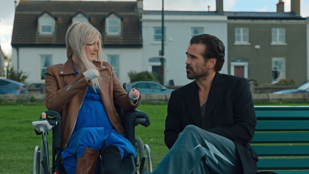 Emma Fogarty im Rollstuhl und Colin Farrell auf einer Parkbank im Gespräch