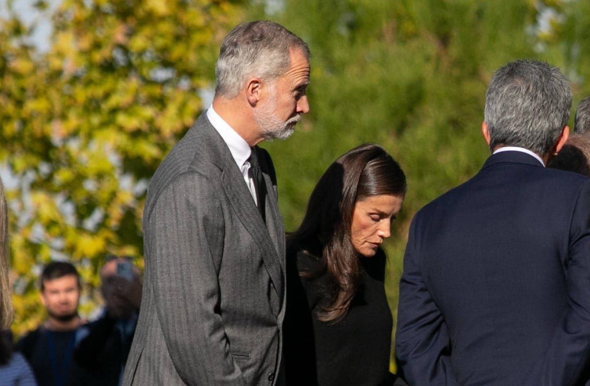 König Felipe VI. und Königin Letizia haben in einem Krankenhaus im spanischen Toledo Menschen besucht, die bei einem schwere…
