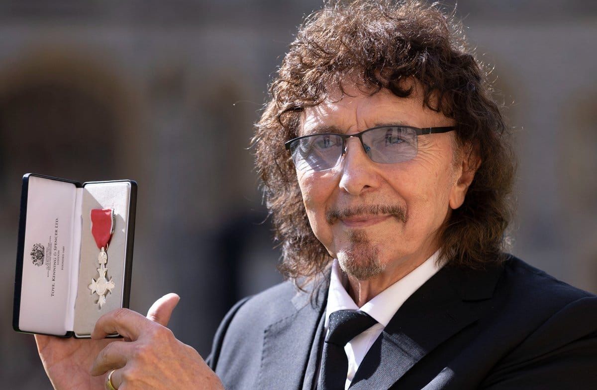 Tony Iommi mit seiner Auszeichnung.