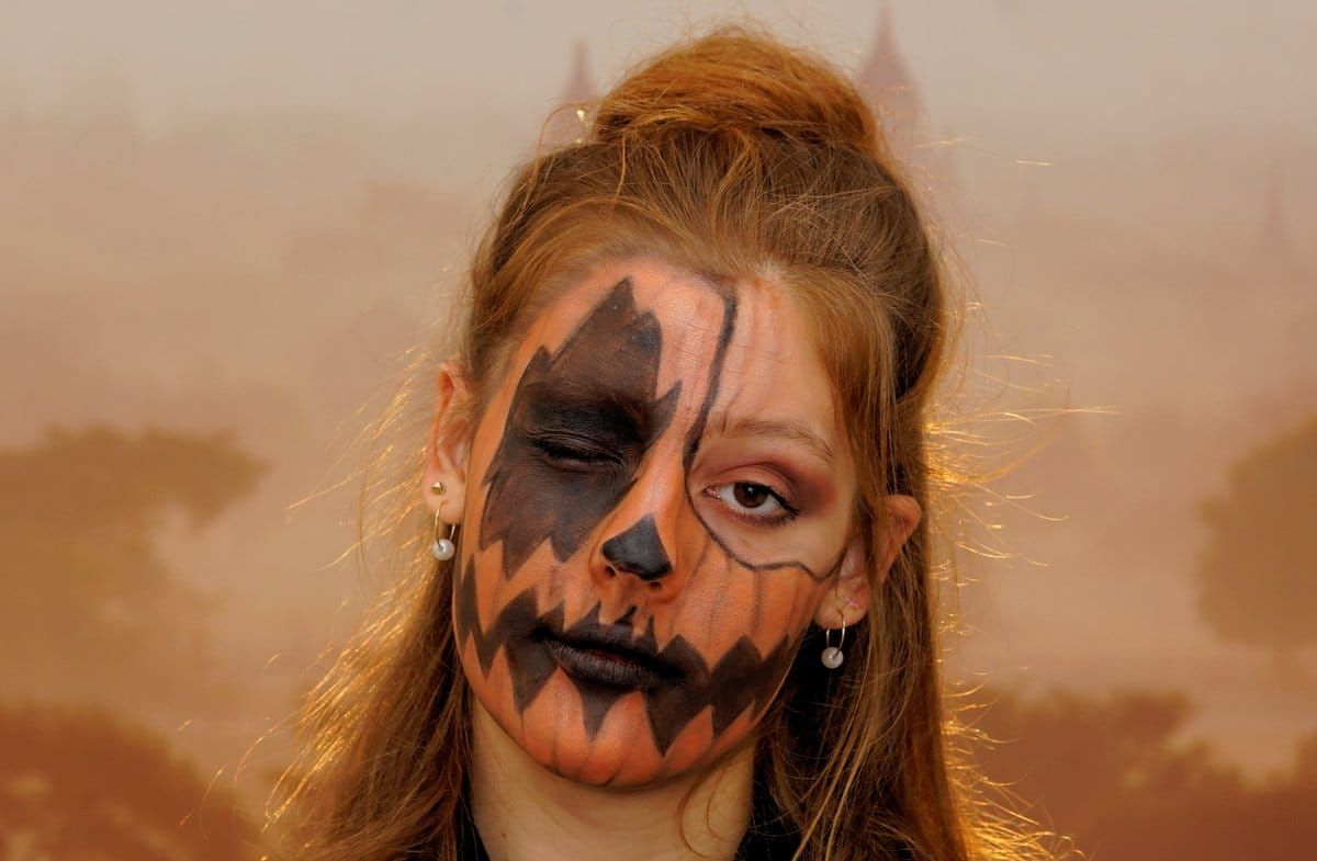 Ein Kürbis-Make-up gelingt mit nur zwei Produkten.