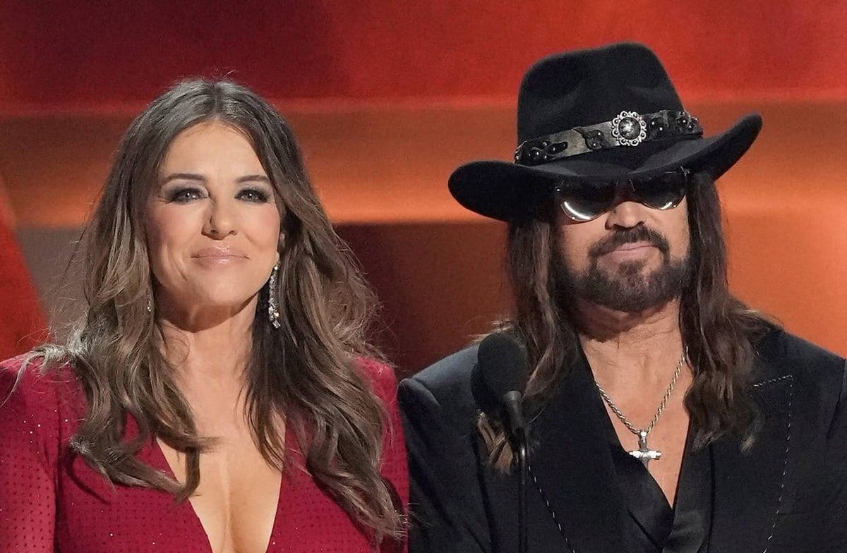 Liz Hurley und Billy Ray Cyrus haben ihre Beziehung im Jahr 2025 öffentlich gemacht.