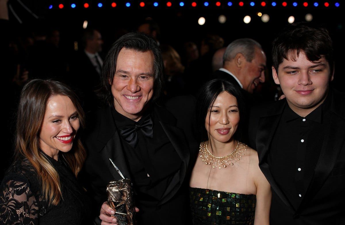 Jim Carrey mit seiner Freundin Min Ah (M.) in Paris. Mit dabei waren auch seine Tochter und sein Enkelsohn.