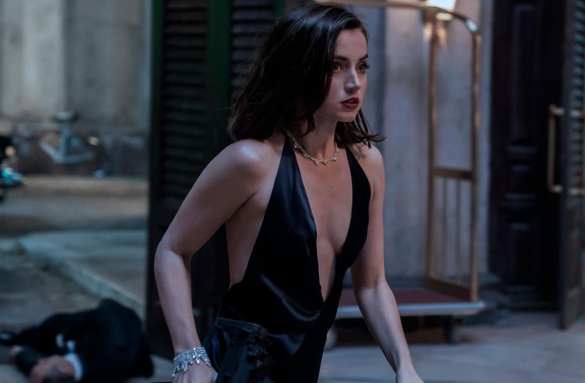 Bond-Auktion: Unter anderem wird Ana de Armas' Kleid aus "No Time to Die" versteigert.