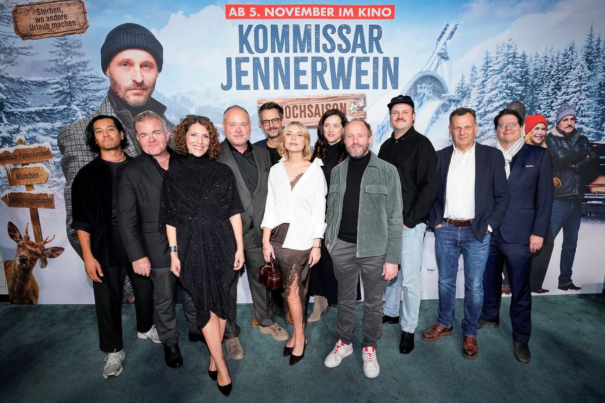 Cast und Team von „Kommissar Jennerwein – Hochsaison“ vor der Premierenwand in München