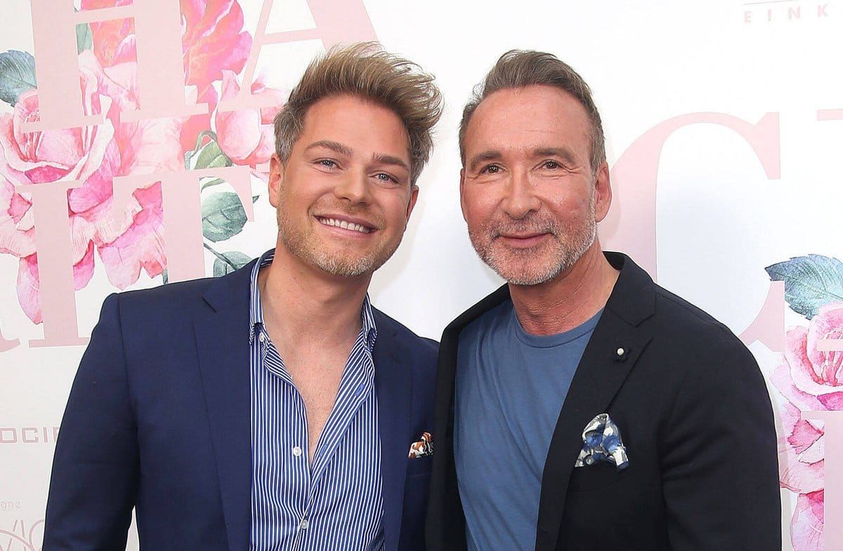 Jochen Bendel (r.) und sein Mann Matthias feiern 2026 ihr zehnjähriges Ehejubiläum.