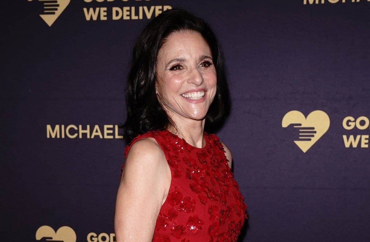 Julia Louis-Dreyfus zeigte sich in New York im roten Abendkleid und mit bester Laune.