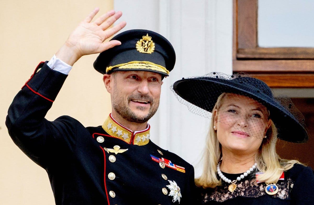 König Haakon VIII. und Mette-Marit nach der Trauerfeier für König Harald.